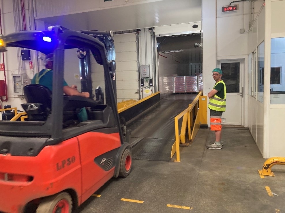 Zonas de refugio para operarios y conductores, proporcionando áreas seguras en los muelles de carga.