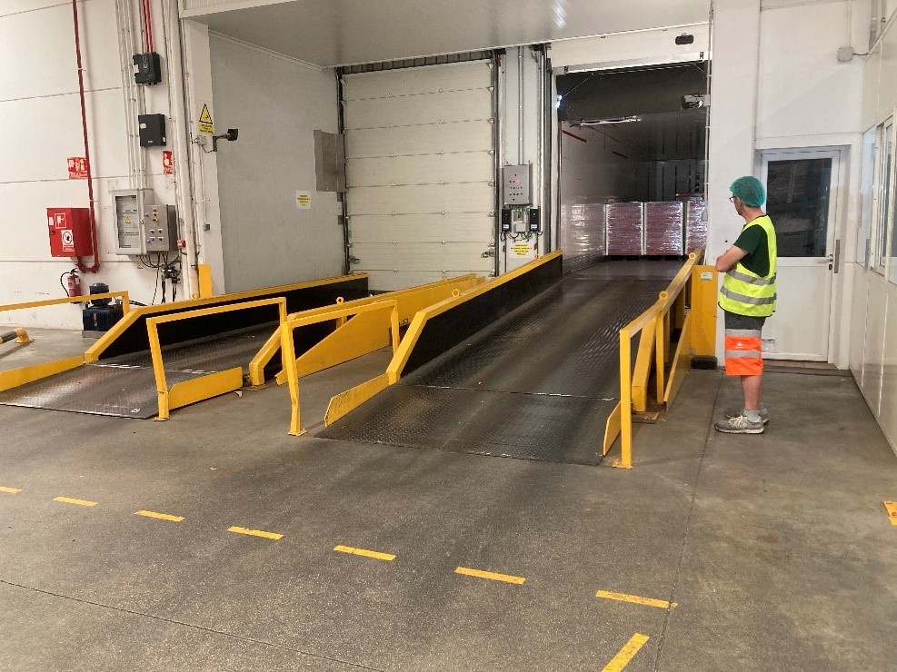 Rampas nivelables que ajusta la altura del muelle al camión, garantizando una transferencia segura de la mercancía.